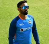 Smriti Mandhana Reminds Me of Dhoni in Captaincy Says Dinesh Karthik
