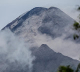 Thousands evacuate as volcano erupts in Philippines