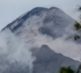 Thousands evacuate as volcano erupts in Philippines