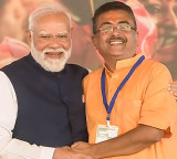 PM Modi hugs Suvendu Adhikari, Yogi Adityanath wraps saffron scarf around his neck