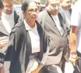 Mamata Banerjee in lawyer's robes at Calcutta HC to argue PIL on post-poll violence