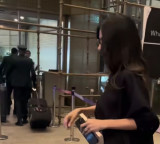 Mouni Roy rushes into the airport, avoids paps amidst divorce news with Suraj Nambiar