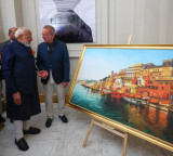 Italian artist Giampaolo Tomassetti presents PM Modi with a painting on Varanasi