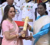 Hema Malini Emotional Receiving Dharmendras Padma Award