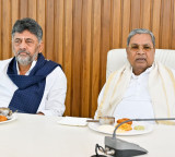 Shivakumar touches Siddaramaiah’s feet, seeks blessings at breakfast meeting