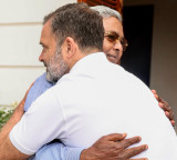 Day after resigning as CM, Rahul Gandhi welcomes Siddaramaiah at 10 Janpath