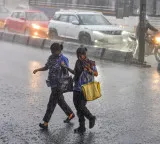 Heavy rains lash Hyderabad, two die of electrocution