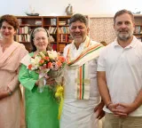 Shivakumar meets Sonia, Rahul & Priyanka Gandhi; expresses gratitude
