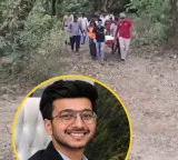 Real estate director dies falling into valley while taking photos in front of fiancee