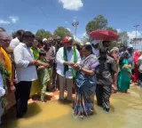 Kotamreddy Sridhar Reddy leaves bread at Nellore Rottela Panduga for brother MLA seat