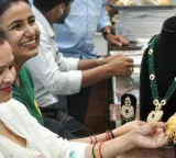 Gold, silver prices fall up to 2 pc on weak global cues