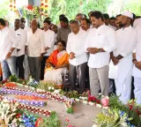 YSR 77th birth anniversary Jagan and Vijayamma pay tribute at Idupulapaya