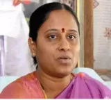 Konda Surekha complains to Meenakshi Natarajan against Kadiyam Srihari
