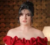 Zareen Khan schools paparazzi after they misbehave with her