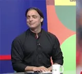 Shoaib Akhtar trolled for giving football lessons being a cricketer