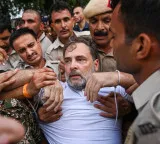 Police evict Rahul Gandhi, Akhilesh Yadav from dharna near PM's residence