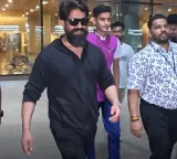 Yash takes out extra time time to pose for selfies with fans before leaving Mumbai airport