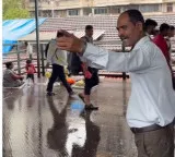 Narendra Patil selfless service at Dadar station human indicator for passengers