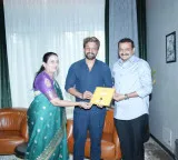 Bandla Ganesh invites Allu Arjun for his daughter wedding