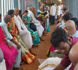 Tirumala moderate crowd 15 hours for Srivari Darshan