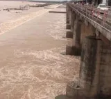 Godavari floods slight decrease at Bhadrachalam and surge continues at Dowleswaram