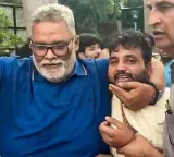 Pappu Yadav press meet chaos shoe thrown and knife attack attempt