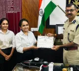 Gwalior twin sisters brave act chase and catch thief on bike