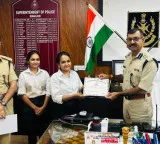 Twin sisters nab mobile phone snatcher in MP, felicitated by police