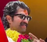 Vijay Deverakonda visits Lal Darwaza Bonalu and seeks blessings of the Goddess