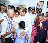 KCR consoles Peddi Sudarshan Reddy family and provides 225 crore financial aid