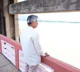 Chandrababu Naidu stops convoy to inspect Prakasam Barrage water flow