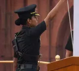 Who is the woman officer with PM Modi at Red Fort Captain Sonia Singh Chauhan