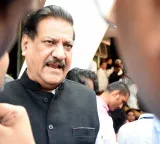 Prithviraj Chavan claims Gopinath Munde considered joining Cong; Pankaja Munde hits back