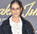 Manisha Koirala rings in birthday as parents throw special bash for her