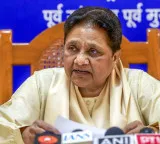 Mayawati attacks Rahul, says Cong failed to reason with anti-quota protesters at Jantar Mantar