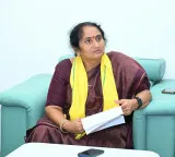 Minister Savitha gives good news to weavers with 25000 rupees deposit in accounts