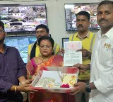 Bag with gold jewelry and property documents lost in Tirumala returned to devotees