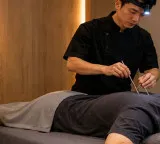 Zhang Jiaqiao turns itching into business earning 14 lakh rupees monthly through scratching service