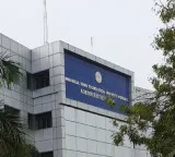 Severe clash between students in Hyderabad JNTU attacks with sticks