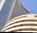 Sensex drops 555 points as oil prices surge
