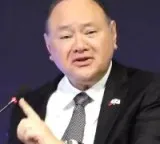 Philippines Minister handed Chinese note during speech followed by shocking incident