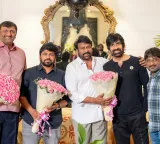 Chiranjeevi hosts Irumudi team at his residence photos inside