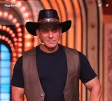 Salman Khan arrives at Sohail Khan’s house for Ganpati celebrations in signature head gear