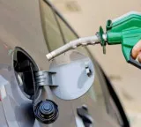 Petrol pump dealers warn no UPI payments above 2000 rupees cash only
