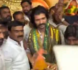 Vijay Deverakonda visits Balapur Ganesh as fans rush for selfies