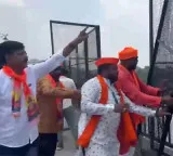 High tension at Tank Bund as Utsava Samithi clashes with police and removes barricades