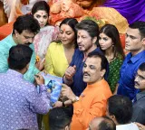 Shah Rukh Khan, Gauri Khan turn protective for Suhana Khan during Lalbaugcha Raja darshan