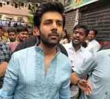 Kartik Aaryan places his National Award honour at the feet of Lalbaugcha Raja
