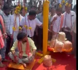 Actor Nani visits Sammakka Sarakka and performs special prayers