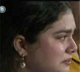 Shreyas Iyer out for one run as female fan breaks down in viral video